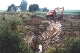 Der Quellbach Valenke war auf 70 m verrohrt. Nach dem Flächenankauf wurde ein neues Bachbett modelliert.