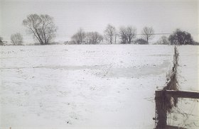 In der tauenden Schneedecke wird der anzulegende (alte) Bachlauf gut sichtbar. 